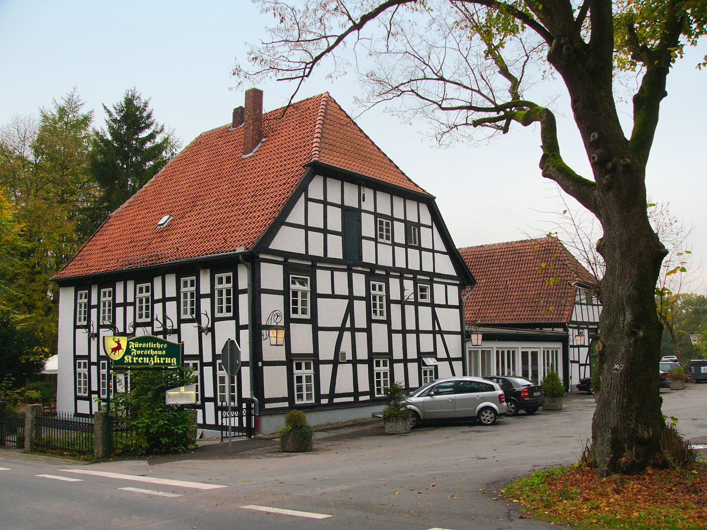 Der Kreuzkrug, erbaut als Forsthaus und dann zum Gasthaus umgestaltet@ Nikater, Wikimedia Commons.